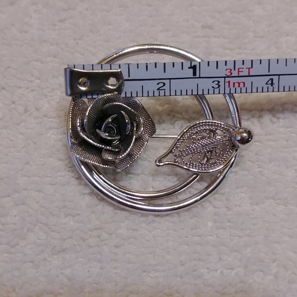 Sarah Coventry. Vintage Silver tone brooch. Leaf. Rose. Circle. Swirl. - Picture 3 of 4